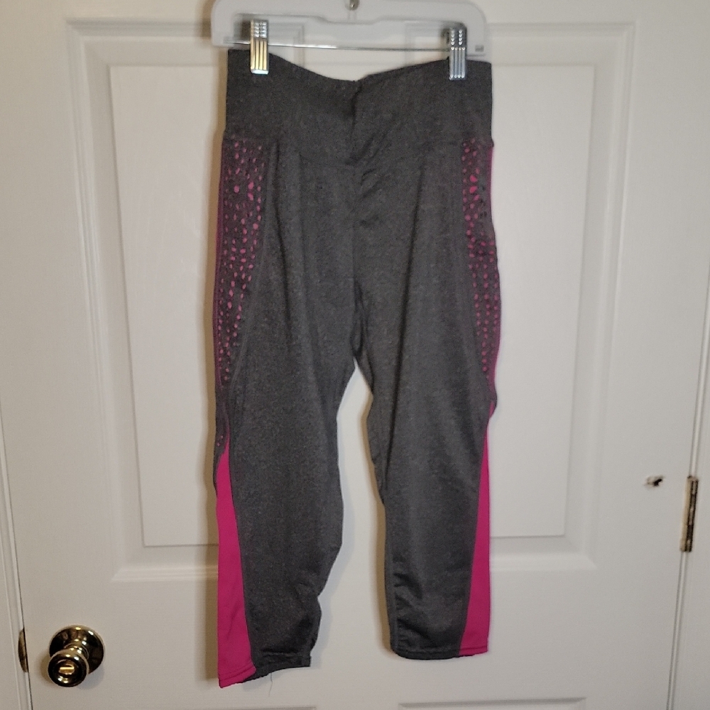 Riva USA S/M Gray and Pink Capri Leggings